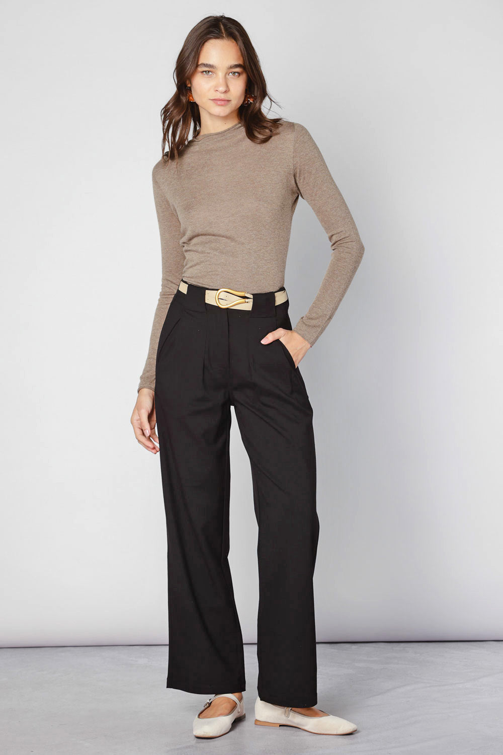 Pantalones Munine de la marca O-2025-810, pantalones elegantes y cómodos en color neutro, vista frontal.