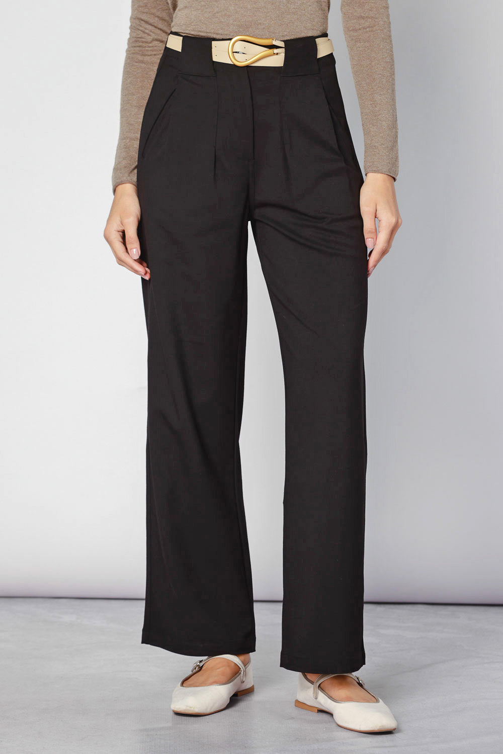 Pantalón Munine de la marca O-2025-810, pantalones de corte moderno y estilo casual en color neutro.