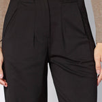 Pantalón Munine de la marca O-2025-810, pantalones de moda en color neutro, mostrando el diseño y la textura del tejido.