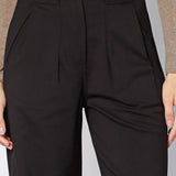 Pantalón Munine de la marca O-2025-810, pantalones de moda en color neutro, mostrando el diseño y la textura del tejido.