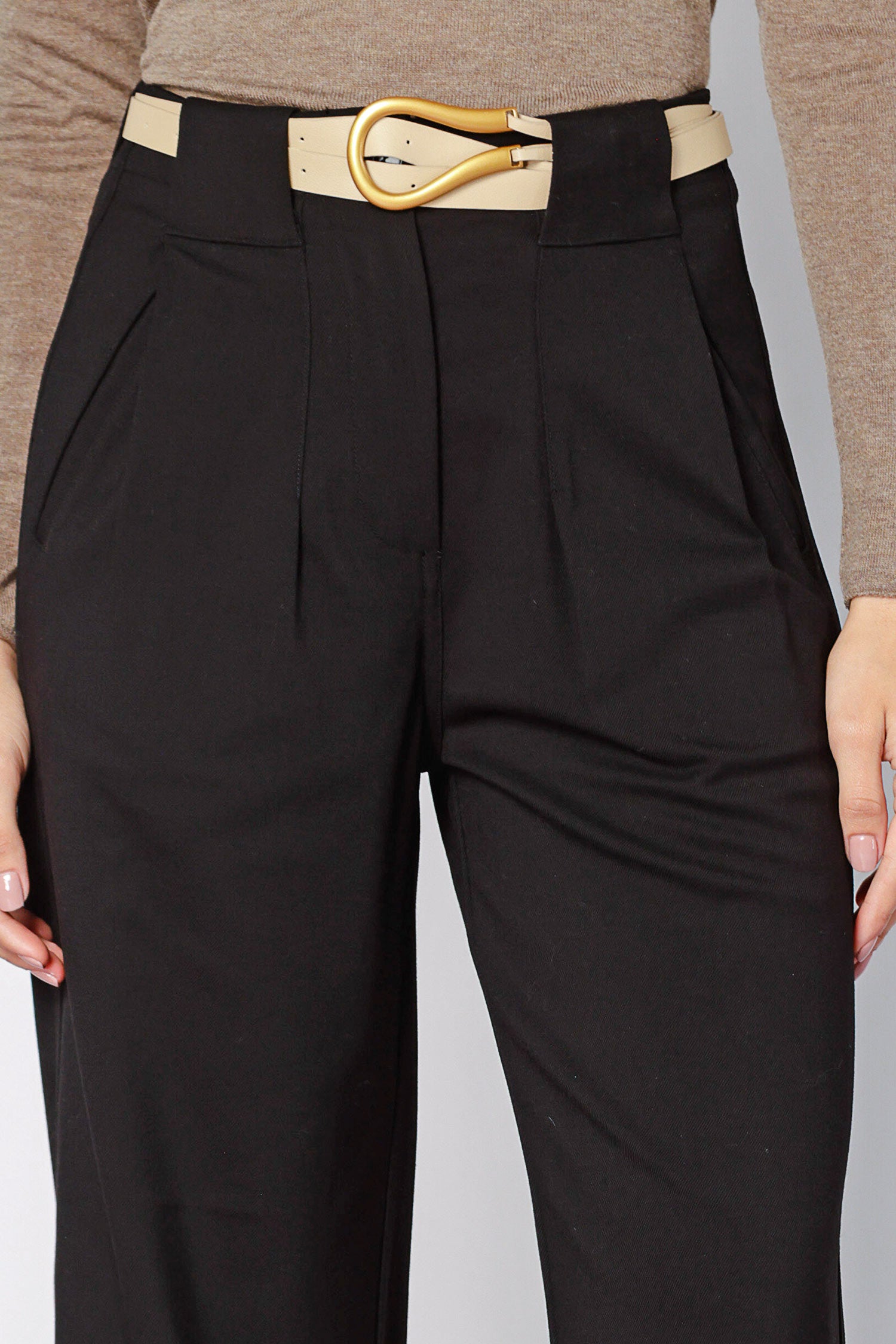Pantalón Munine de la marca O-2025-810, pantalones de moda en color neutro, mostrando el diseño y la textura del tejido.