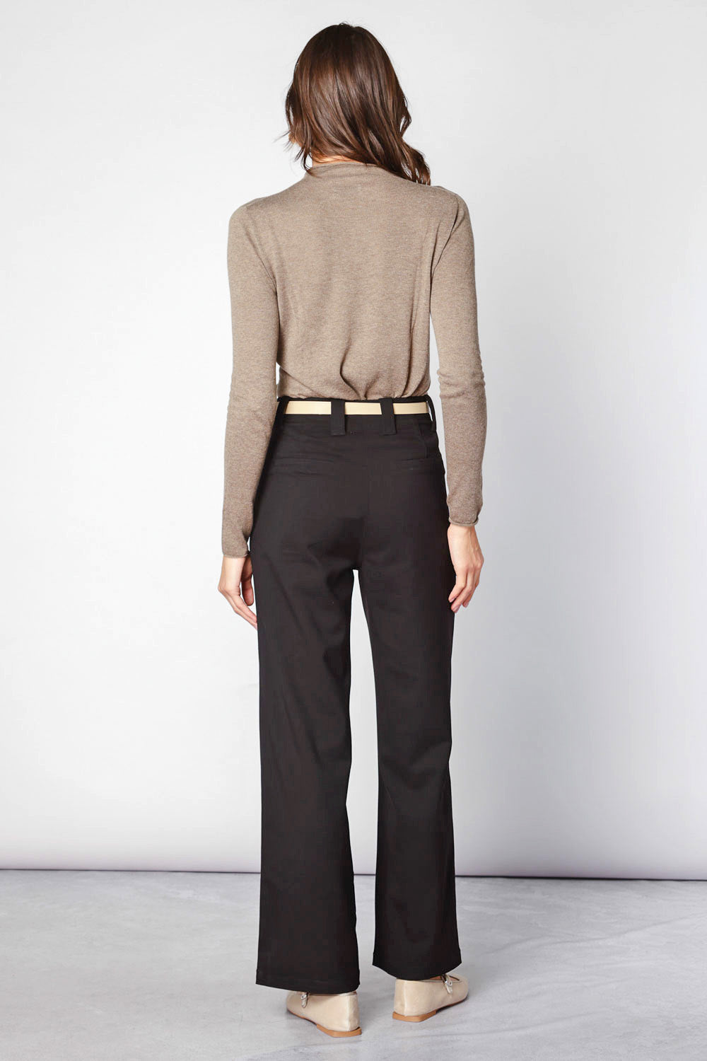 Pantalón Munine de la marca O-2025-810, pantalones de tela con diseño moderno y ajustado en color neutro.