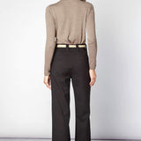 Pantalón Munine de la marca O-2025-810, pantalones de tela con diseño moderno y ajustado en color neutro.