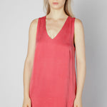 Vestido Kaya de la marca V-2025-731, vestido elegante con diseño moderno, en color y estilo visible en la imagen.