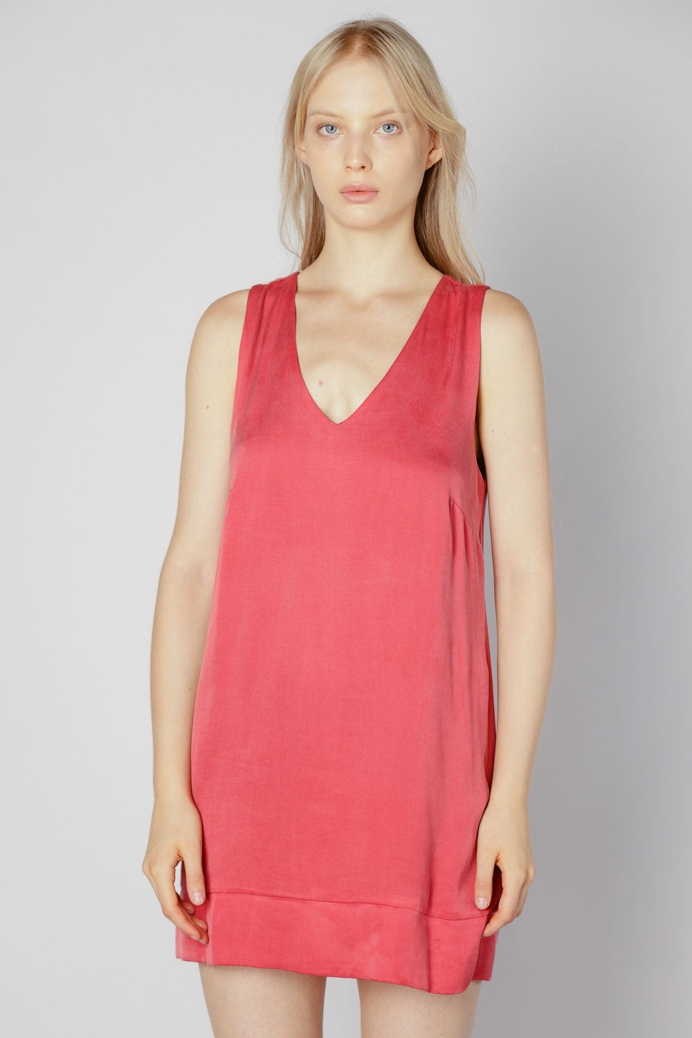 Vestido Kaya de la marca V-2025-731, vestido elegante con diseño moderno, en color y estilo visible en la imagen.