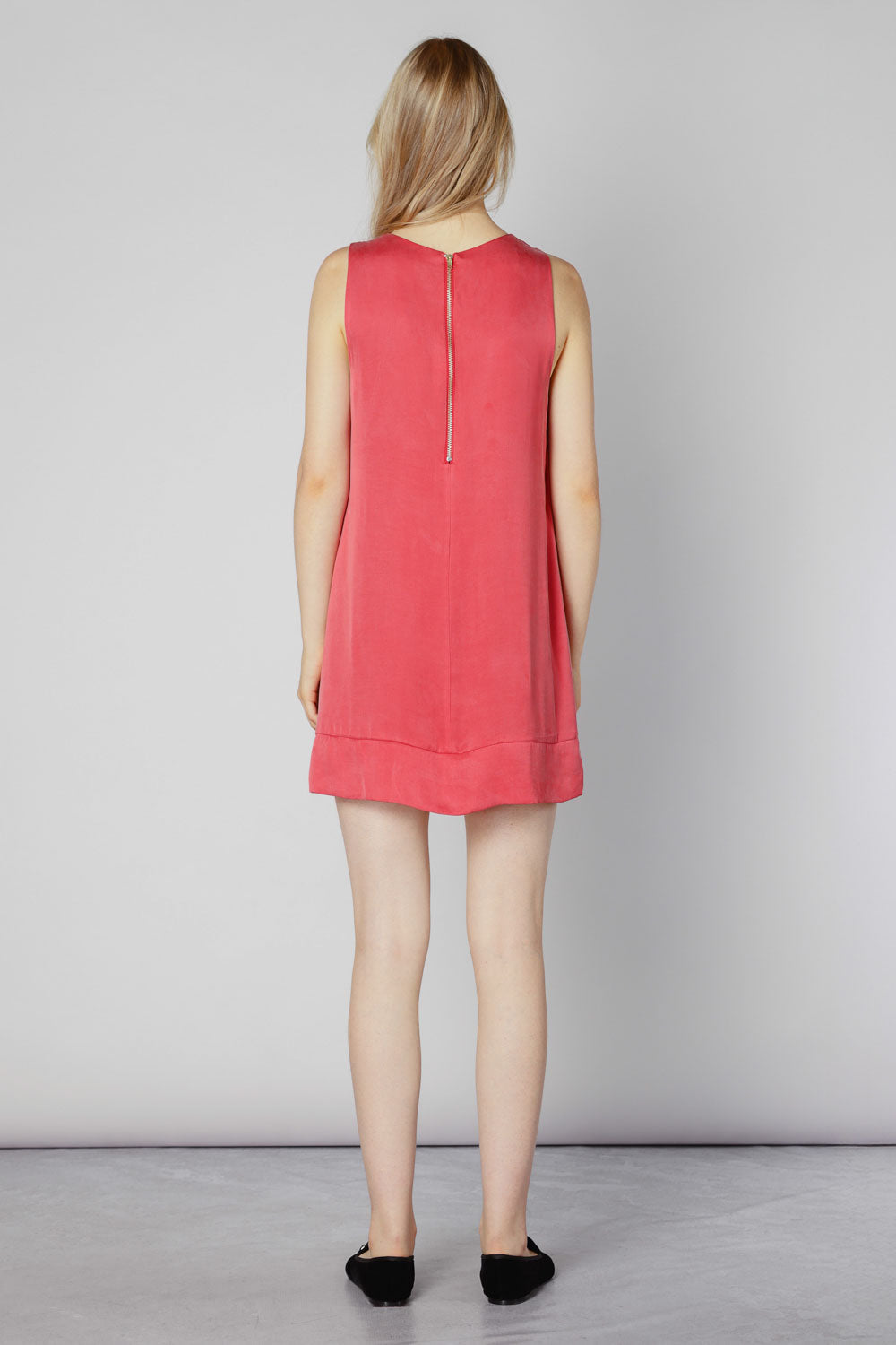 Vestido Kaya de la marca V-2025-731, vestido elegante con detalles modernos, en color azul con diseño ajustado y cómodo.