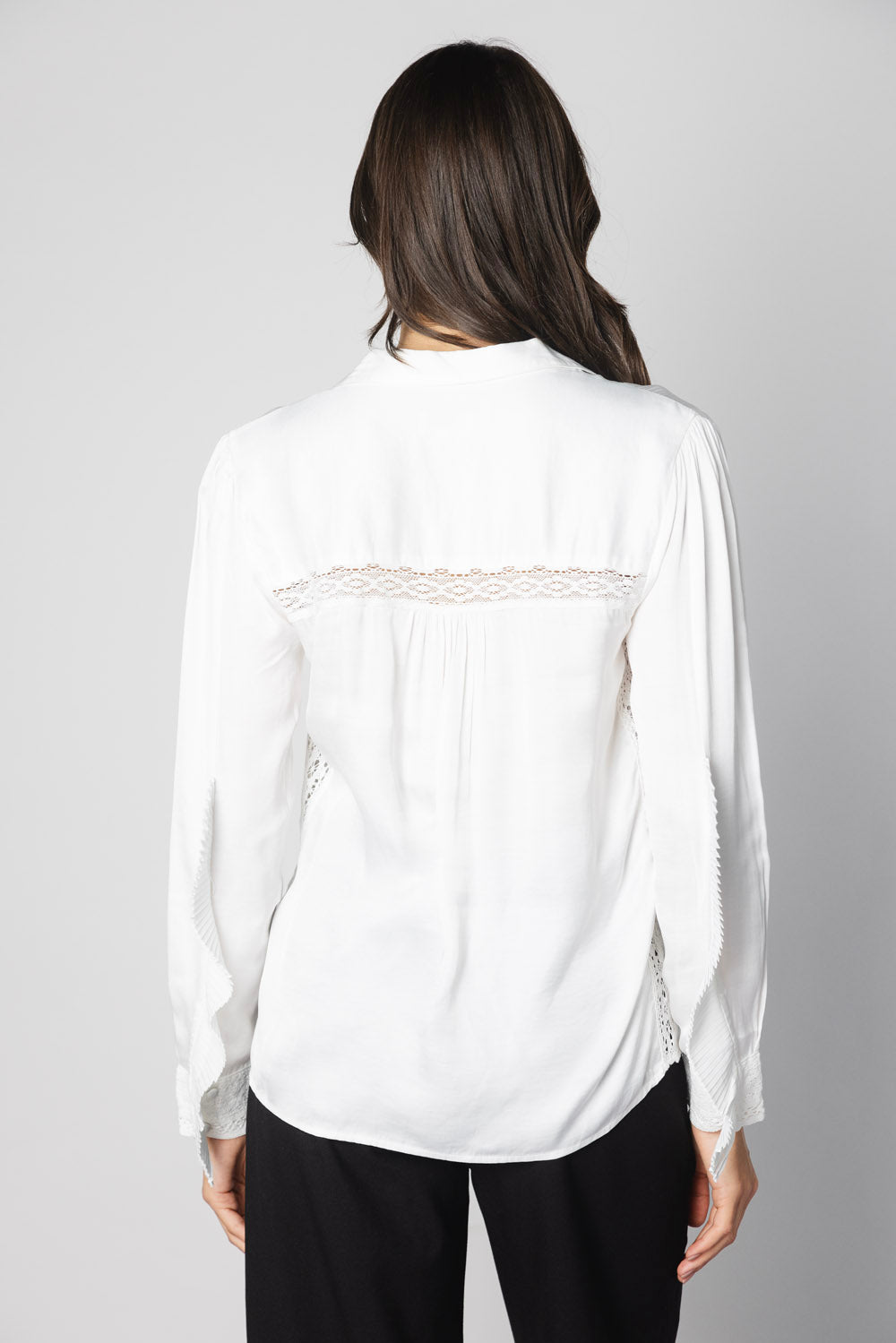 Blusa Nienke de la marca O-2025-601, con diseño elegante y cómodo, en color neutro, visible en la imagen.