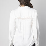 Blusa Nienke de la marca O-2025-601, con diseño elegante y cómodo, en color neutro, visible en la imagen.