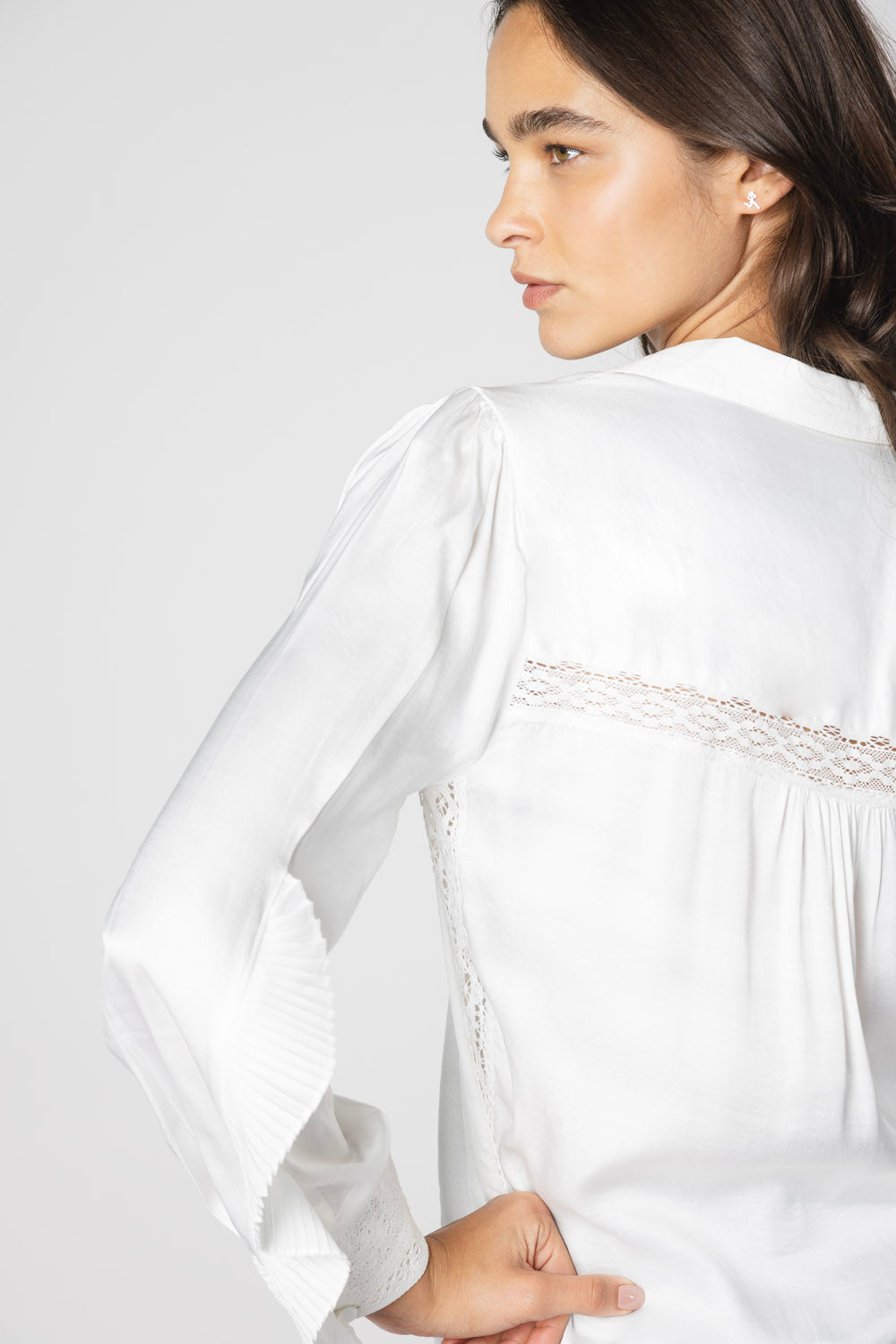 Blusa Nienke de la marca O-2025-601, blusa de manga larga en color beige, con detalles de encaje y escote en V.