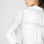 Blusa Nienke de la marca O-2025-601, blusa de manga larga en color beige, con detalles de encaje y escote en V.