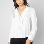 Blusa Nienke de la marca O-2025-601, blusa de manga larga en color azul con detalles elegantes y cuello en V.