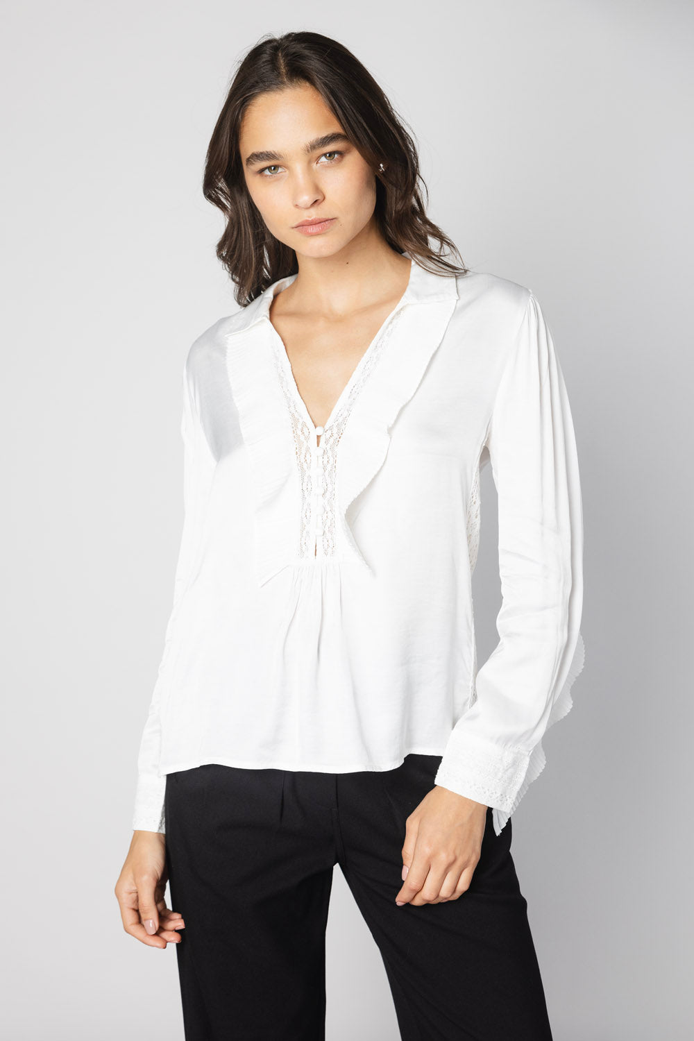 Blusa Nienke de la marca O-2025-601, blusa de manga larga en color azul con detalles elegantes y cuello en V.
