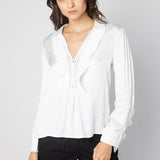 Blusa Nienke de la marca O-2025-601, blusa de manga larga en color azul con detalles elegantes y cuello en V.