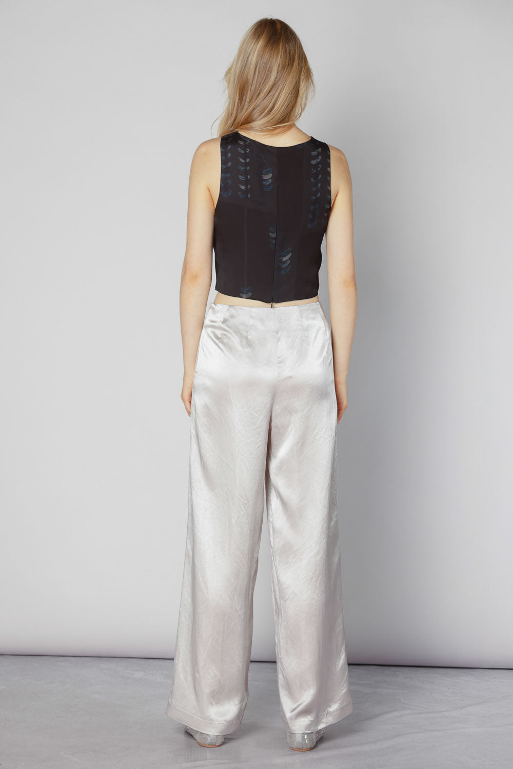 Pantalón Sacier de marca FV-2025-806, pantalones largos con diseño moderno y ajuste cómodo, en color neutro.