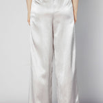 Pantalón Sacier de la marca FV-2025-806, pantalones de corte recto en color oscuro, con detalles de costura visibles.