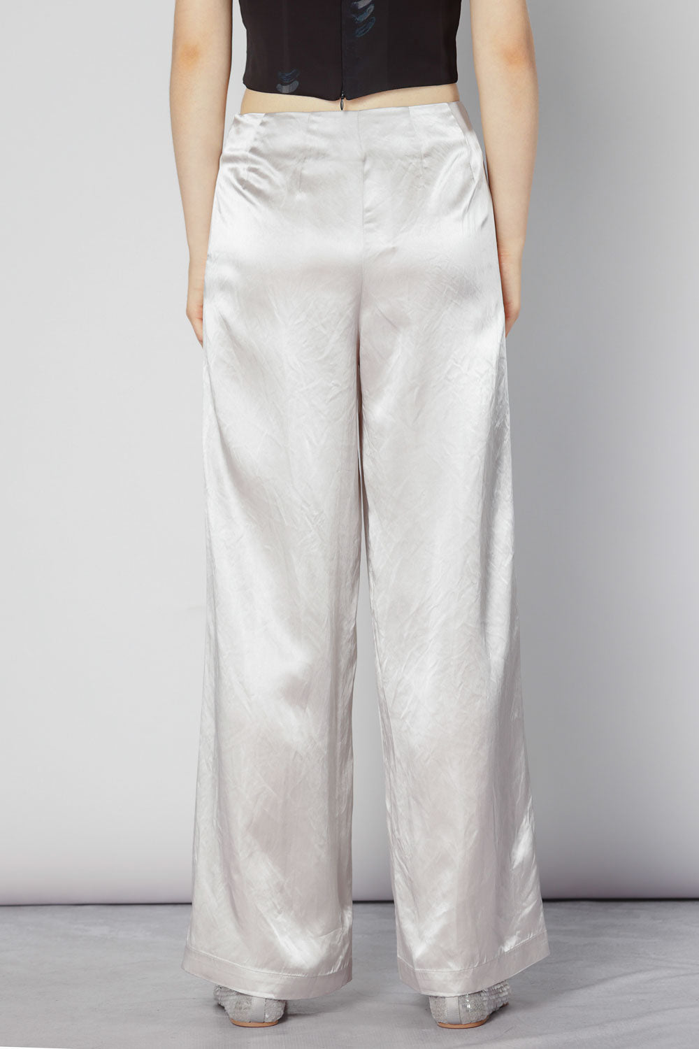 Pantalón Sacier de la marca FV-2025-806, pantalones de corte recto en color oscuro, con detalles de costura visibles.