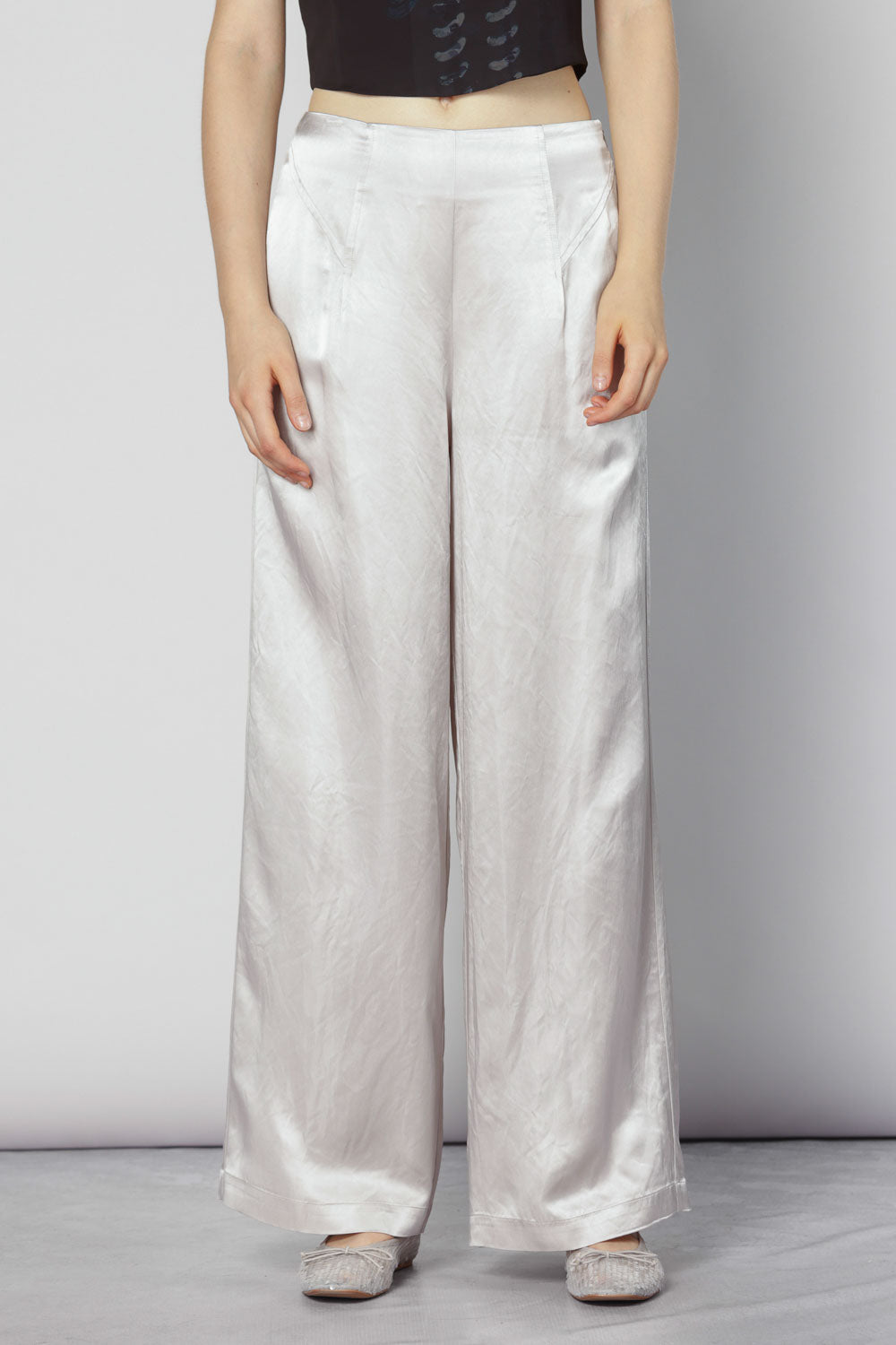 Pantalón Sacier de la marca FV-2025-806, pantalones de corte clásico en color negro, con bolsillos y cintura ajustable.