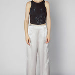 Pantalón Sacier de la marca FV-2025-806, pantalones de corte ajustado en color negro, con detalles de costuras visibles.