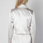 Chaqueta Lonna de la marca FV-2025-904, diseño moderno en color neutro, vista frontal con detalles de cierre y bolsillos.
