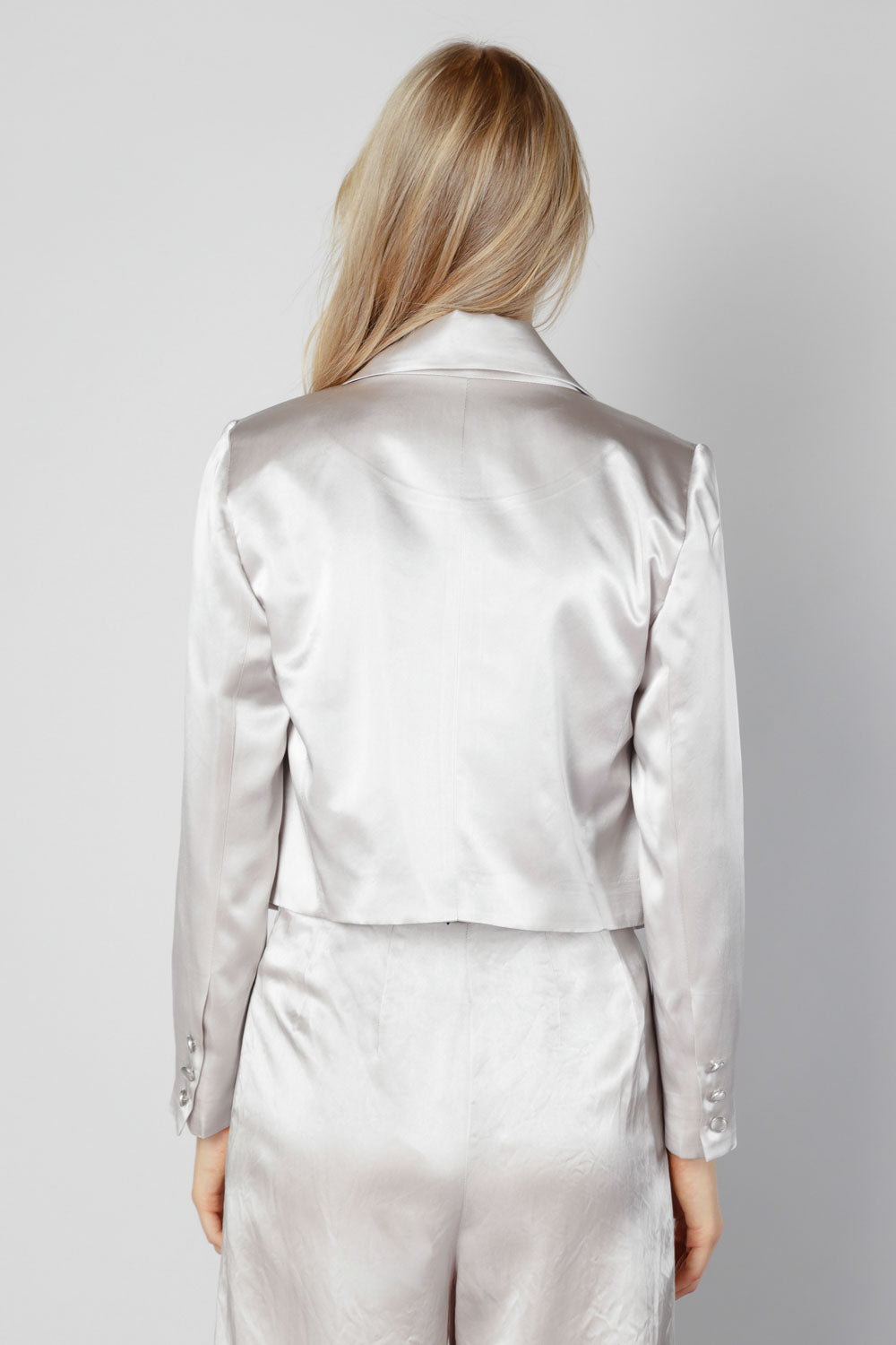 Chaqueta Lonna de la marca FV-2025-904, diseño moderno en color neutro, vista frontal con detalles de cierre y bolsillos.
