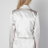 Chaqueta Lonna de la marca FV-2025-904, diseño moderno en color neutro, vista frontal con detalles de cierre y bolsillos.