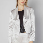Chaqueta Lonna de la marca FV-2025-904 en color gris, con diseño moderno y cierre frontal, sobre fondo neutro.