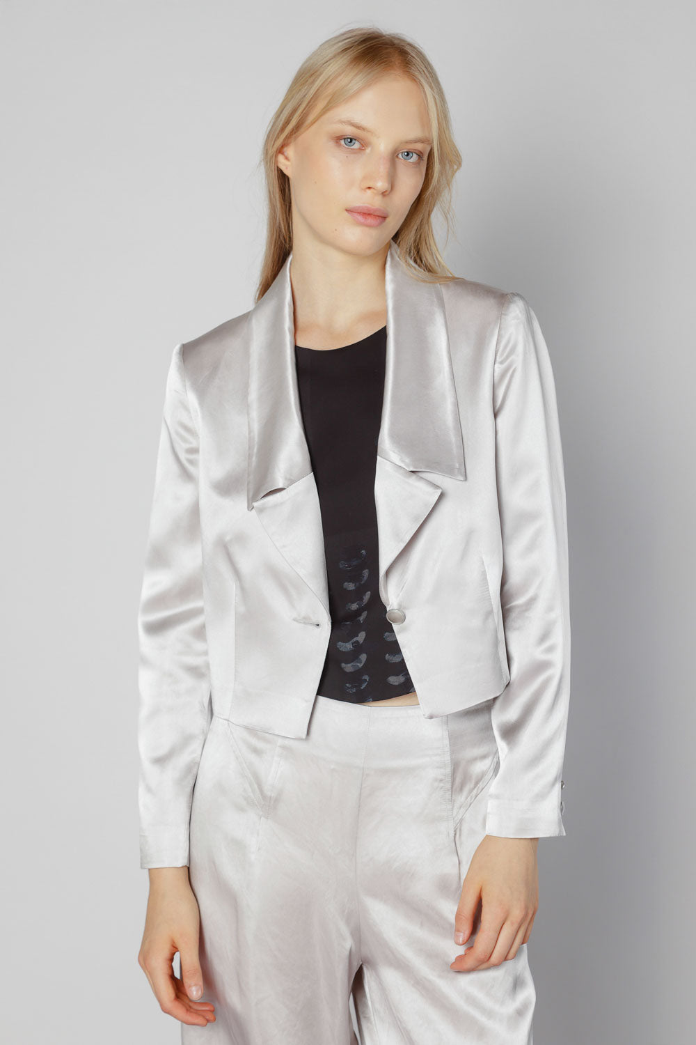 Chaqueta Lonna de la marca FV-2025-904 en color gris, con diseño moderno y cierre frontal, sobre fondo neutro.