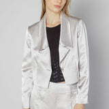 Chaqueta Lonna de la marca FV-2025-904 en color gris, con diseño moderno y cierre frontal, sobre fondo neutro.