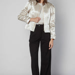 Chaqueta Kanel de la marca FV-2025-900, chaqueta elegante de color neutro, con cierre y detalles modernos.
