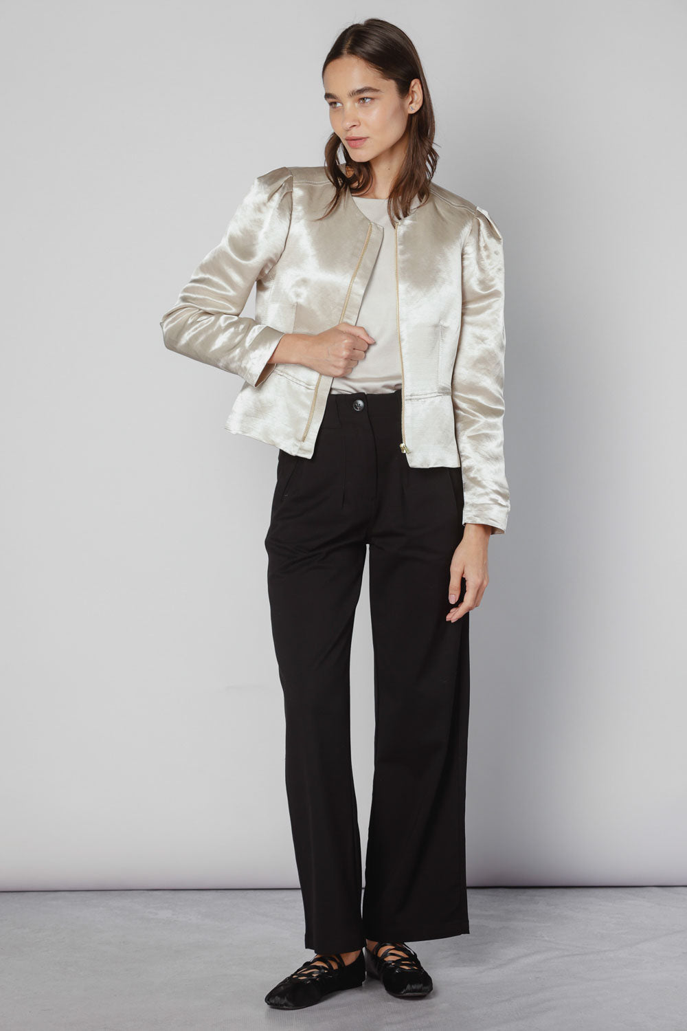 Chaqueta Kanel de la marca FV-2025-900, chaqueta elegante de color neutro, con cierre y detalles modernos.