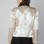 Chaqueta Kanel de la marca FV-2025-900, chaqueta moderna de color neutro con cierre y bolsillos visibles.