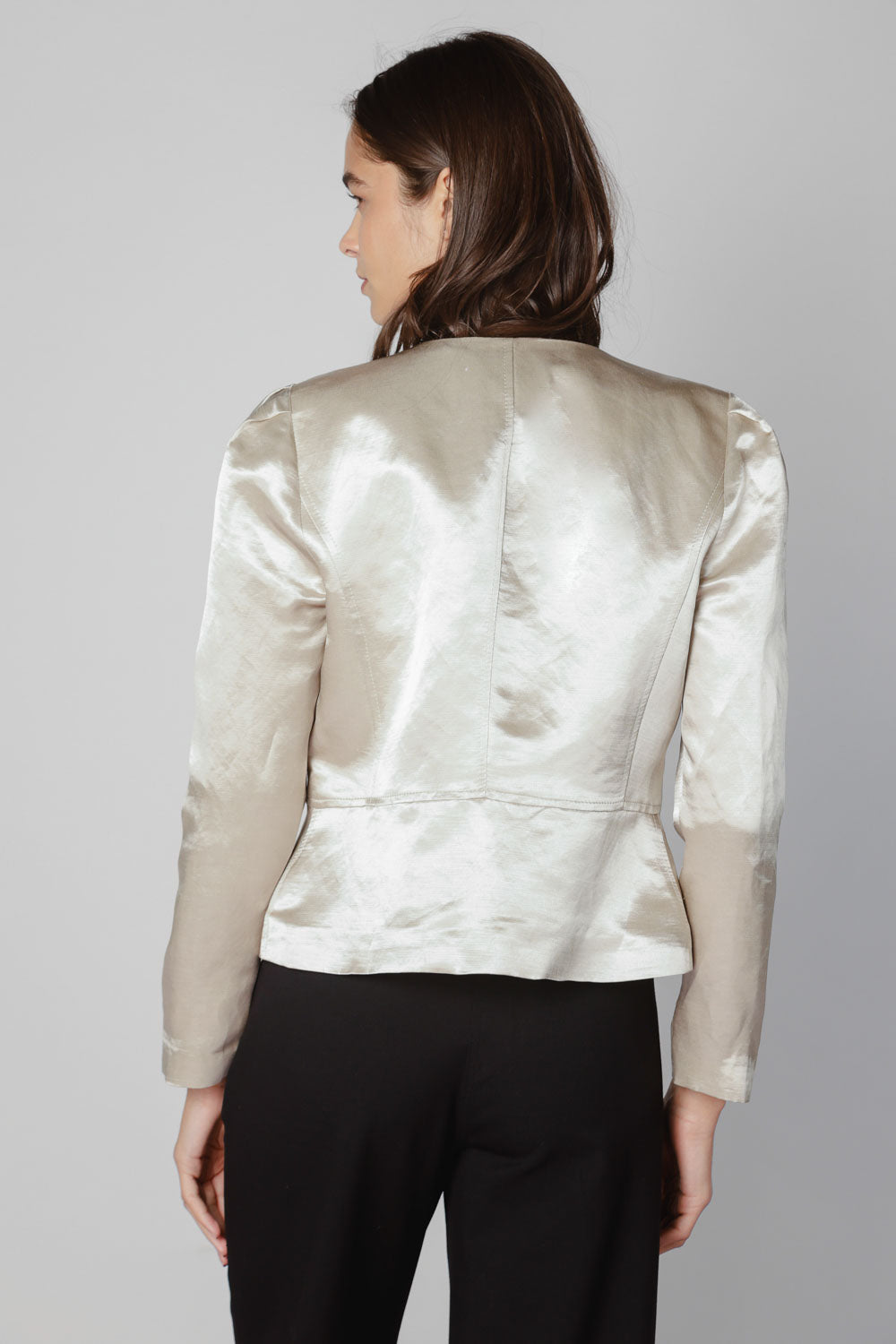 Chaqueta Kanel de la marca FV-2025-900, chaqueta moderna de color neutro con cierre y bolsillos visibles.