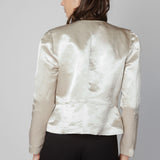 Chaqueta Kanel de la marca FV-2025-900, chaqueta moderna de color neutro con cierre y bolsillos visibles.