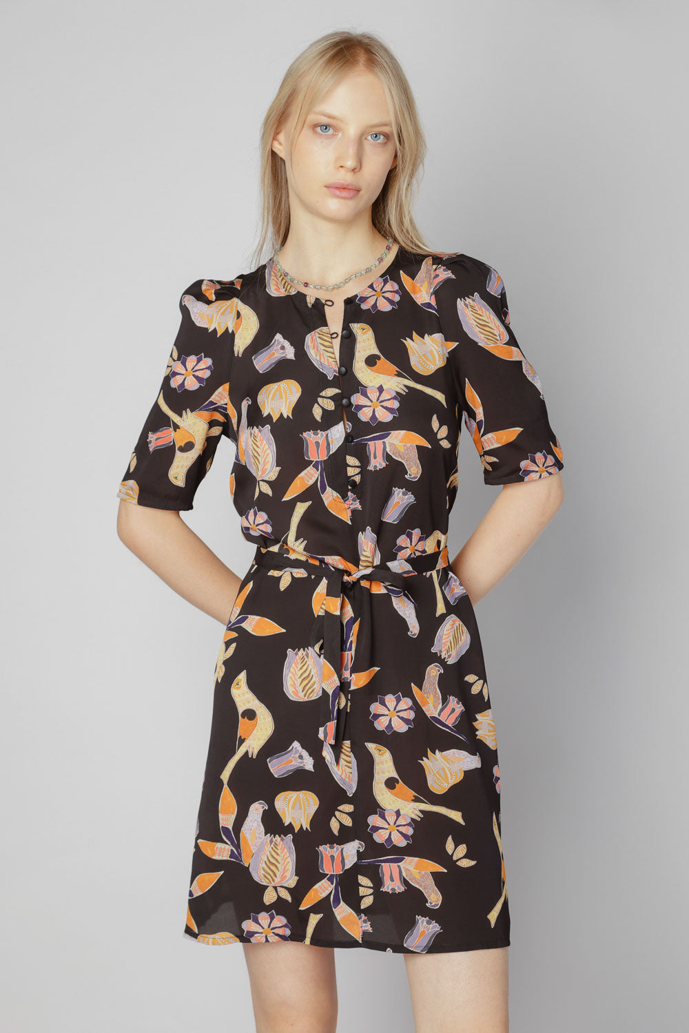 Vestido Liefde de la marca V-2025-738, vestido elegante con detalles modernos en color vibrante.