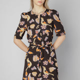 Vestido Liefde de la marca V-2025-738, vestido elegante con detalles modernos en color vibrante.