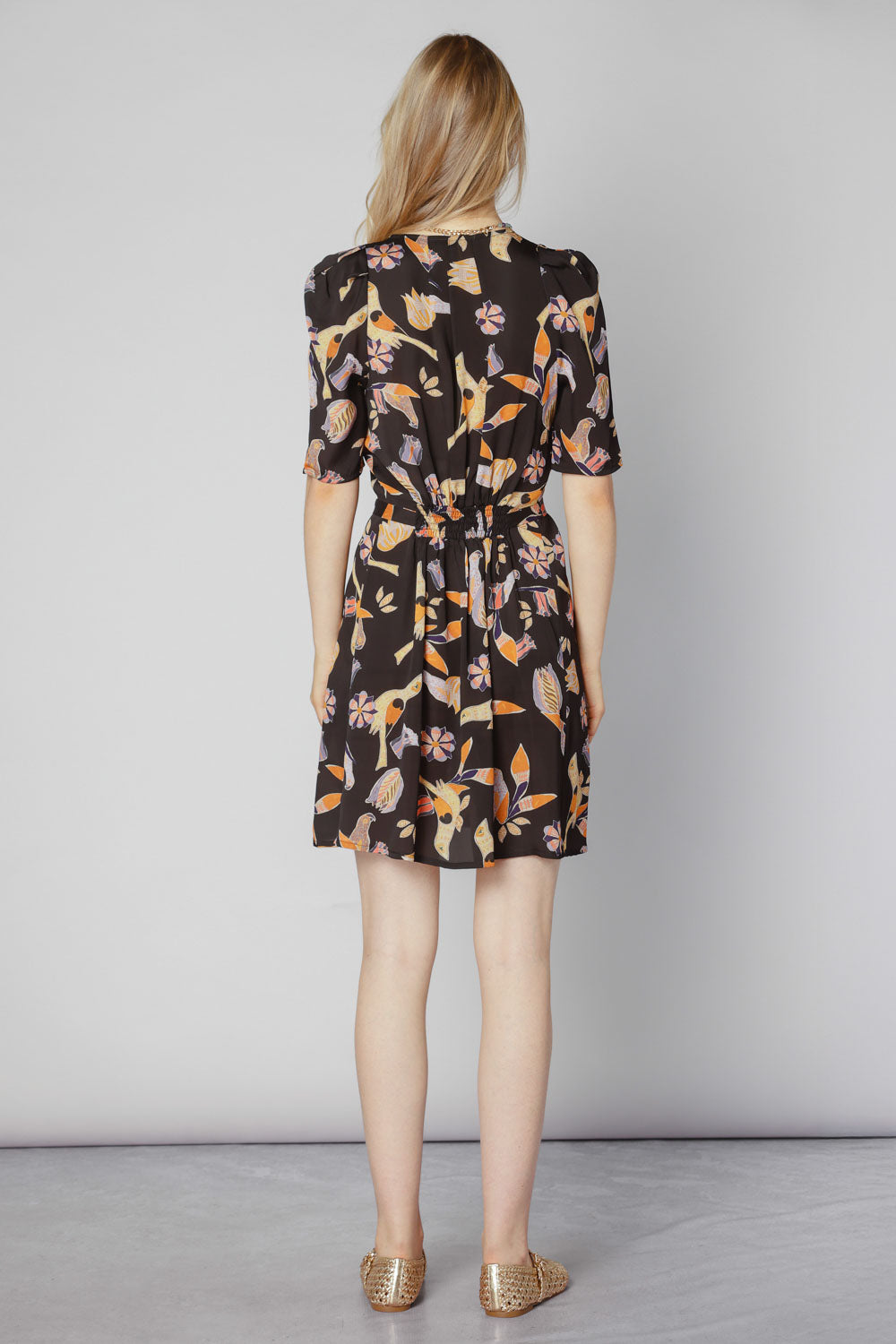 Vestido Liefde de la marca V-2025-738, con diseño elegante y detalles modernos, en color y estilo visible en la imagen.