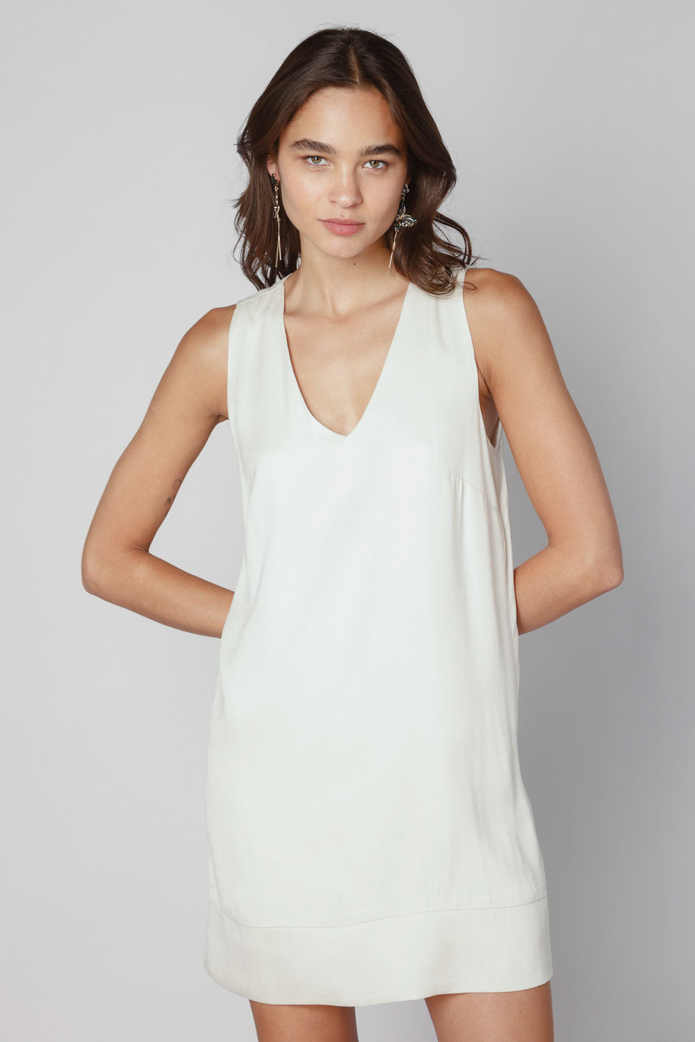 Vestido Kaya de la marca V-2025-731 en color elegante, con detalles modernos, perfecto para ocasiones especiales.
