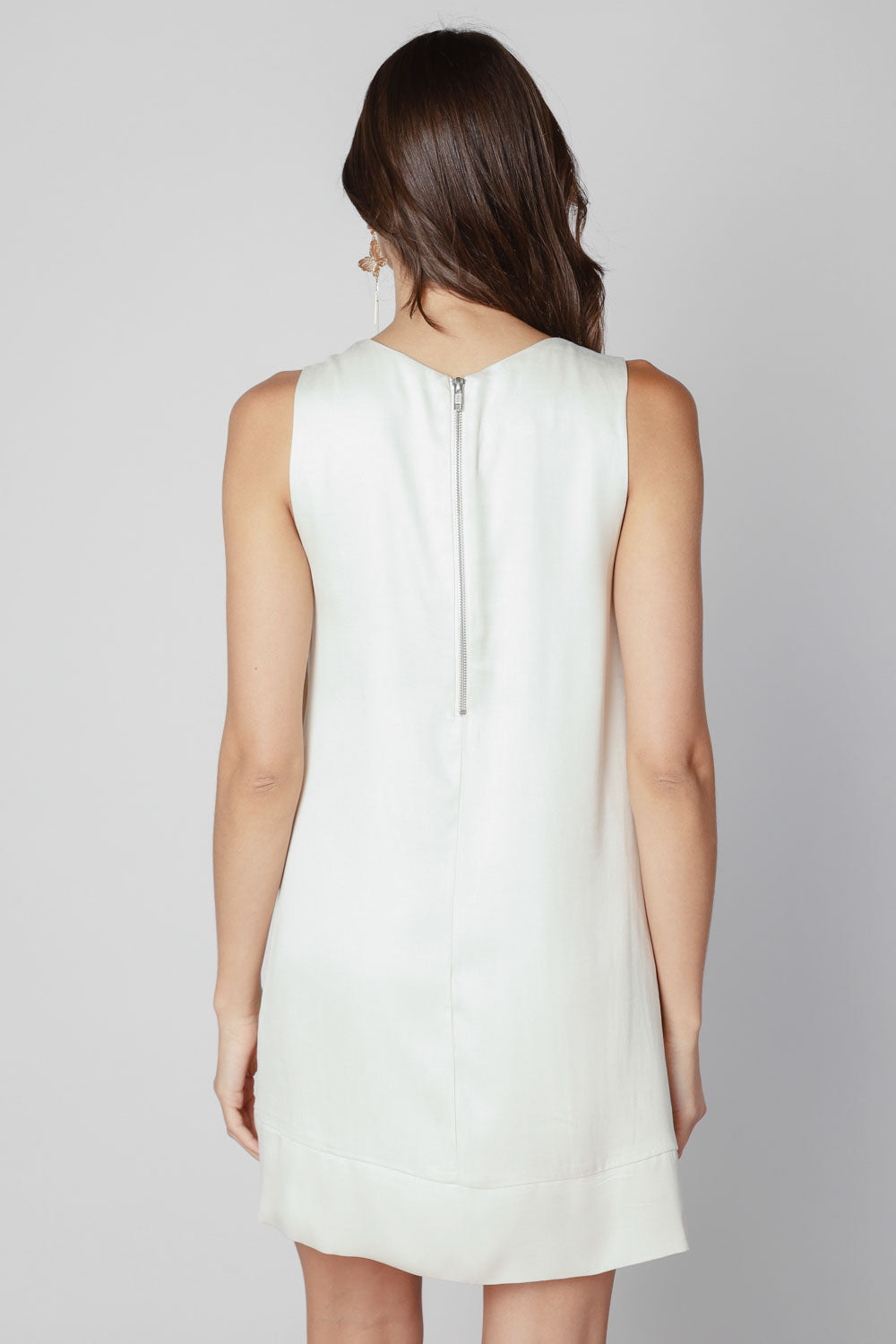 Vestido Kaya de la marca V-2025-731, vestido elegante con diseño moderno y detalles en la parte superior en la imagen.