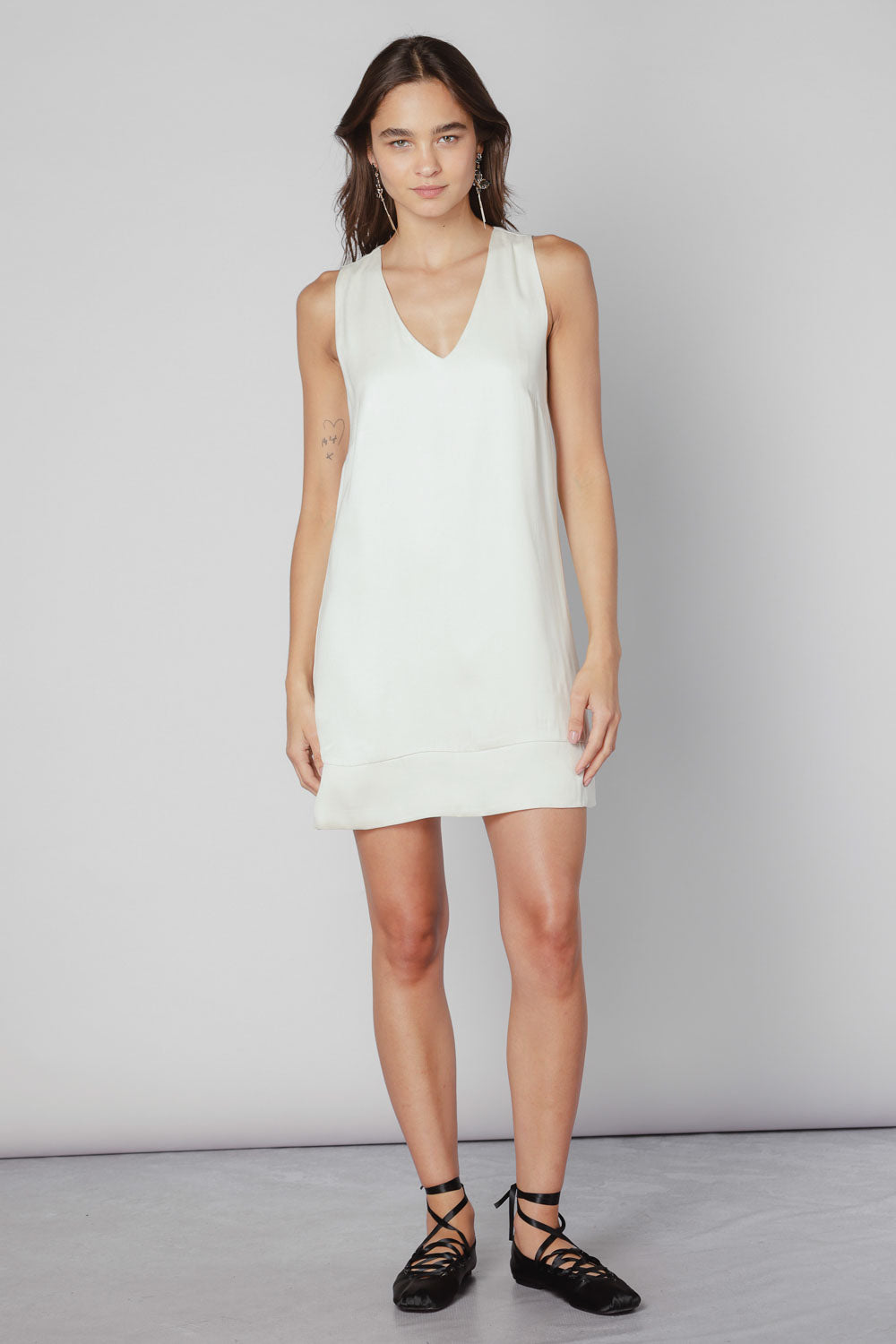 Vestido Kaya de la marca V-2025-731, vestido elegante con diseño moderno y detalles en la tela, en color neutro.