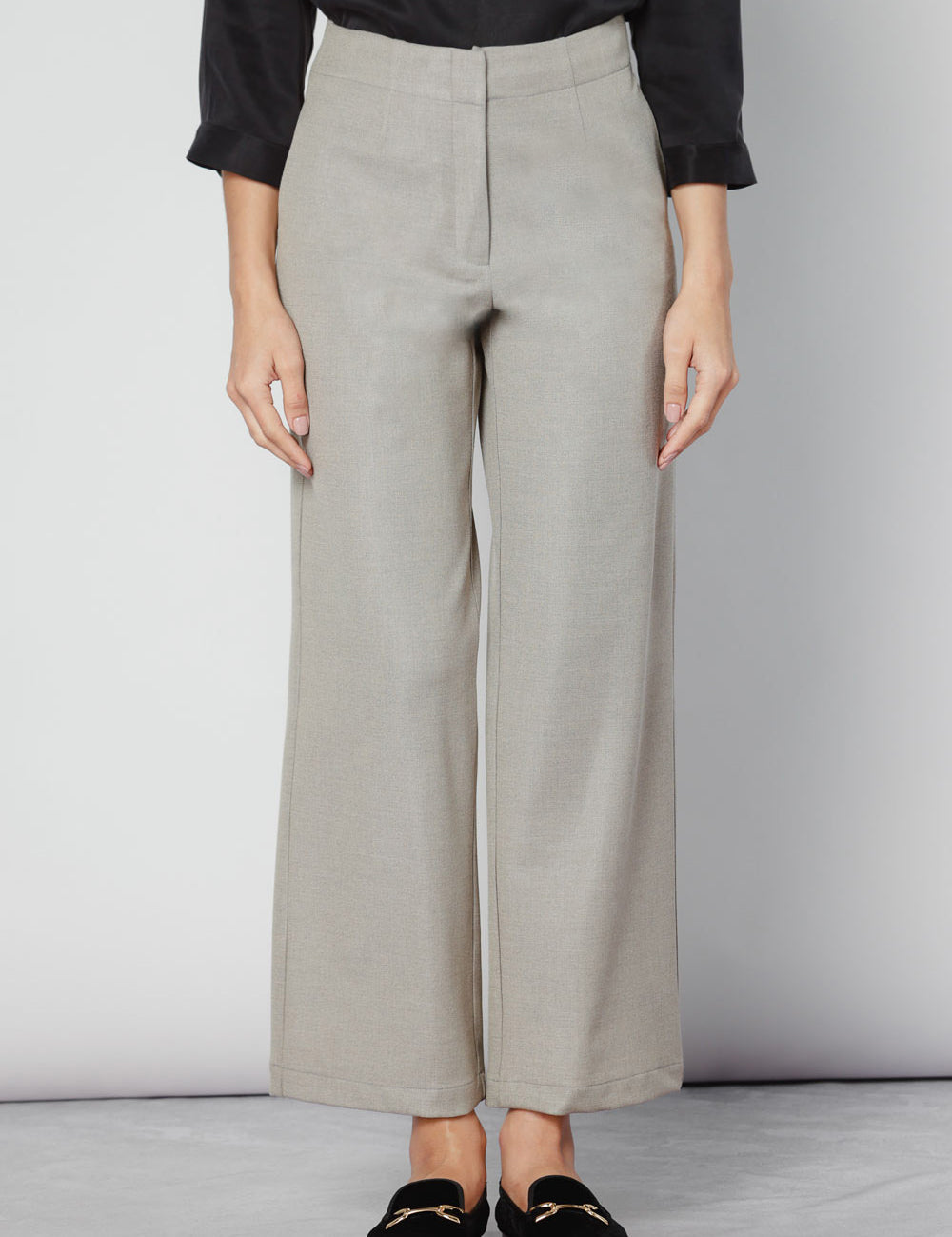Pantalón beige de la marca O-2025-805, pantalones de moda, con corte recto y tela cómoda, en un fondo neutro.