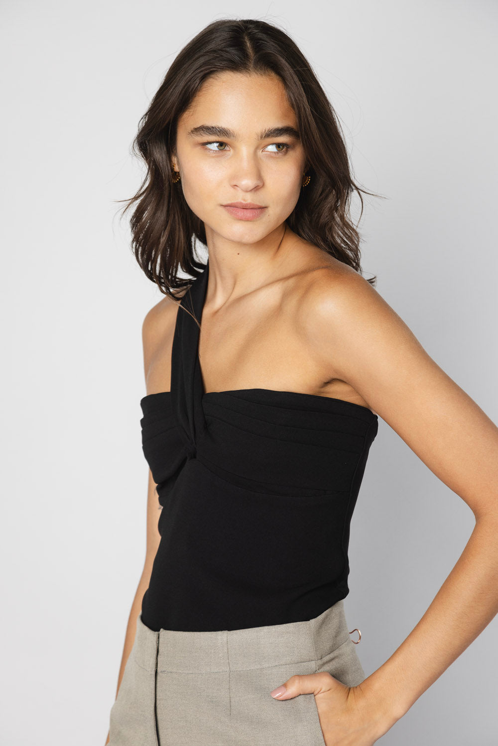 Blusa blanca de manga larga de la marca FI-2025-601, estilo top Bero, con cuello redondo y detalle simple en la parte frontal.