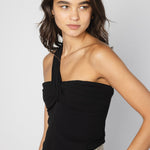 Blusa blanca de manga larga de la marca FI-2025-601, estilo top Bero, con cuello redondo y detalle simple en la parte frontal.
