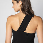 Blusa Bero de la marca FI-2025-601 en color blanco, con diseño elegante y corte ajustado, vista frontal.