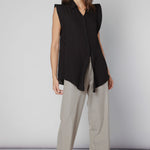 Blusa Asura de la marca O-2025-615 en color azul con manga larga y detalles elegantes, vista frontal en fondo neutro.