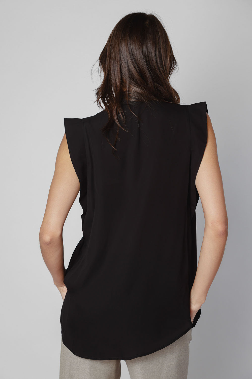 Blusa Asura de la marca O-2025-615, blusa de manga larga en color azul con detalles elegantes y diseño moderno.