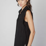 Blusa Asura de la marca O-2025-615 en tela ligera y color sólido, con cuello redondo y mangas largas.