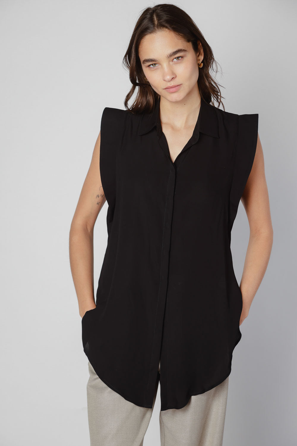 Blusa Asura de la marca O-2025-615, blusas y poleras, con diseño moderno y cómodo, en la imagen.