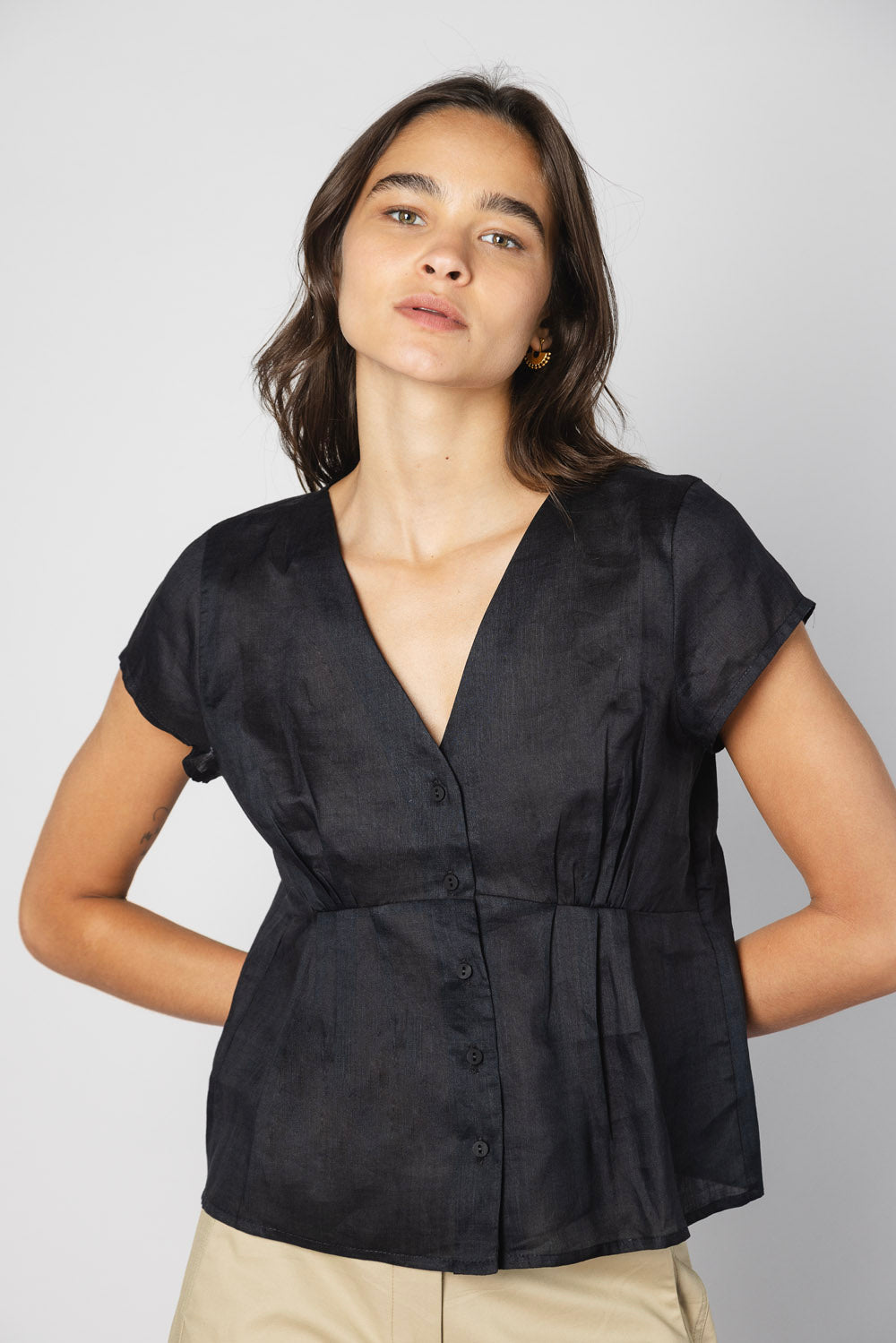 Blusa Alayse de la marca O-2025-620, con diseño elegante y detalles en la parte superior, en color azul claro.