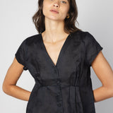 Blusa Alayse de la marca O-2025-620, con diseño elegante y detalles en la parte superior, en color azul claro.