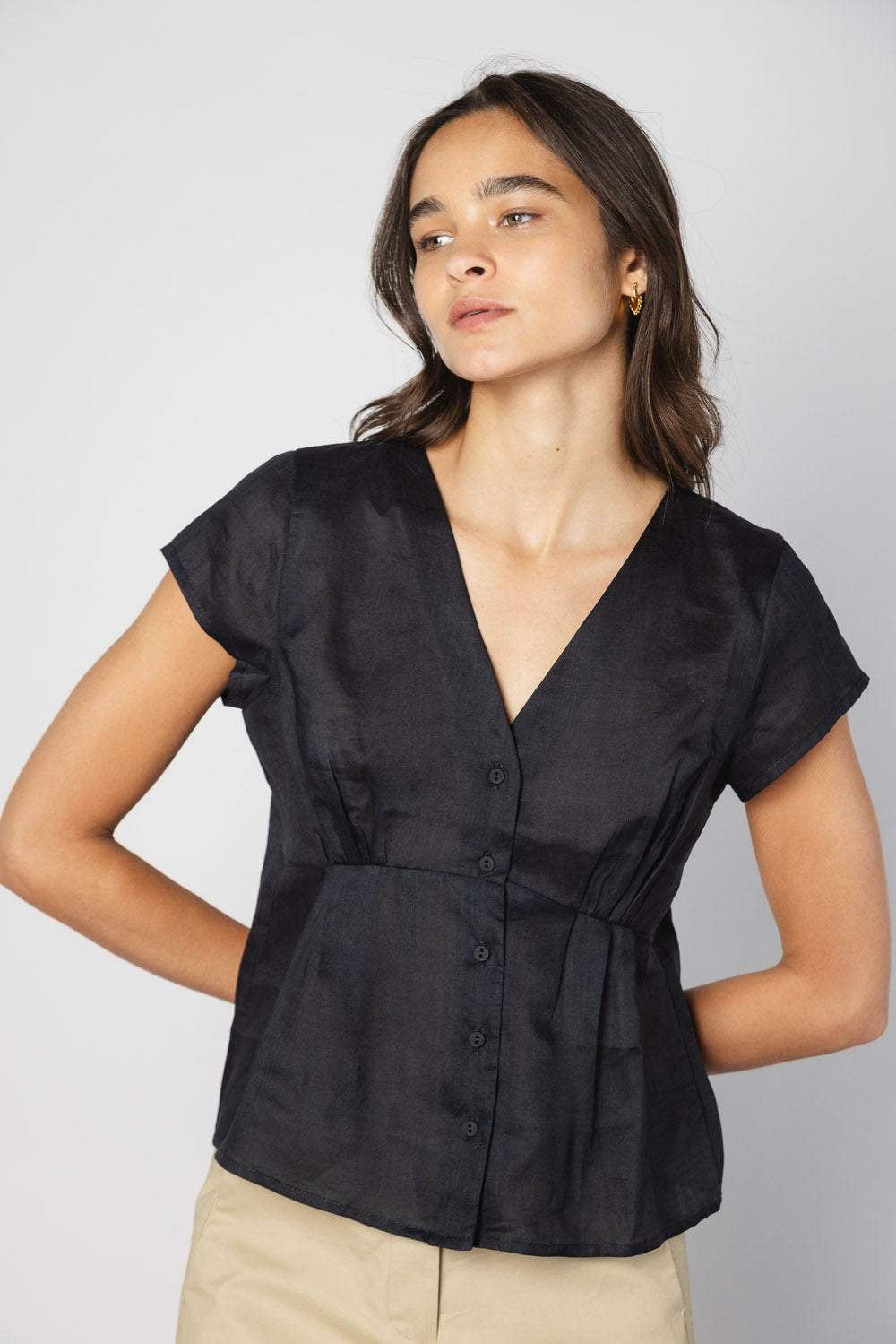Blusa Alayse de la marca O-2025-620, con diseño elegante y moderno, mostrada en color y estilo en la imagen.